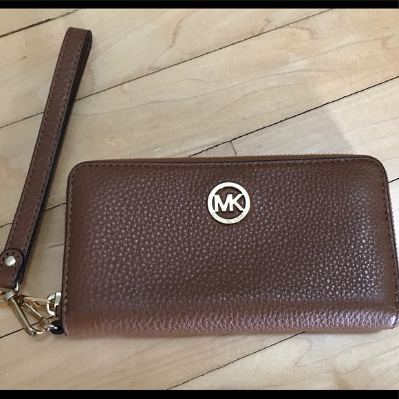 Michael Kors wristlet - Picture 1 of 2